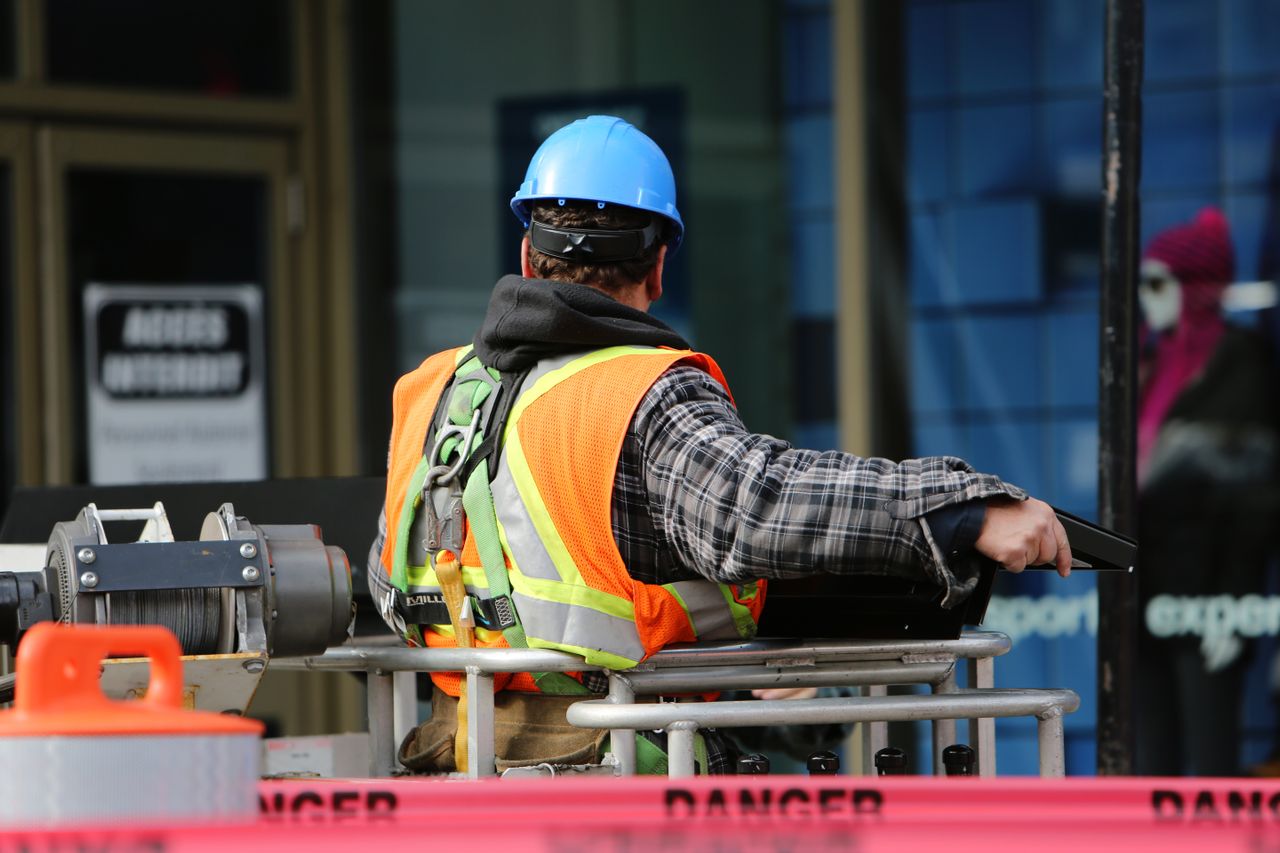 Trabajador con un capacete
